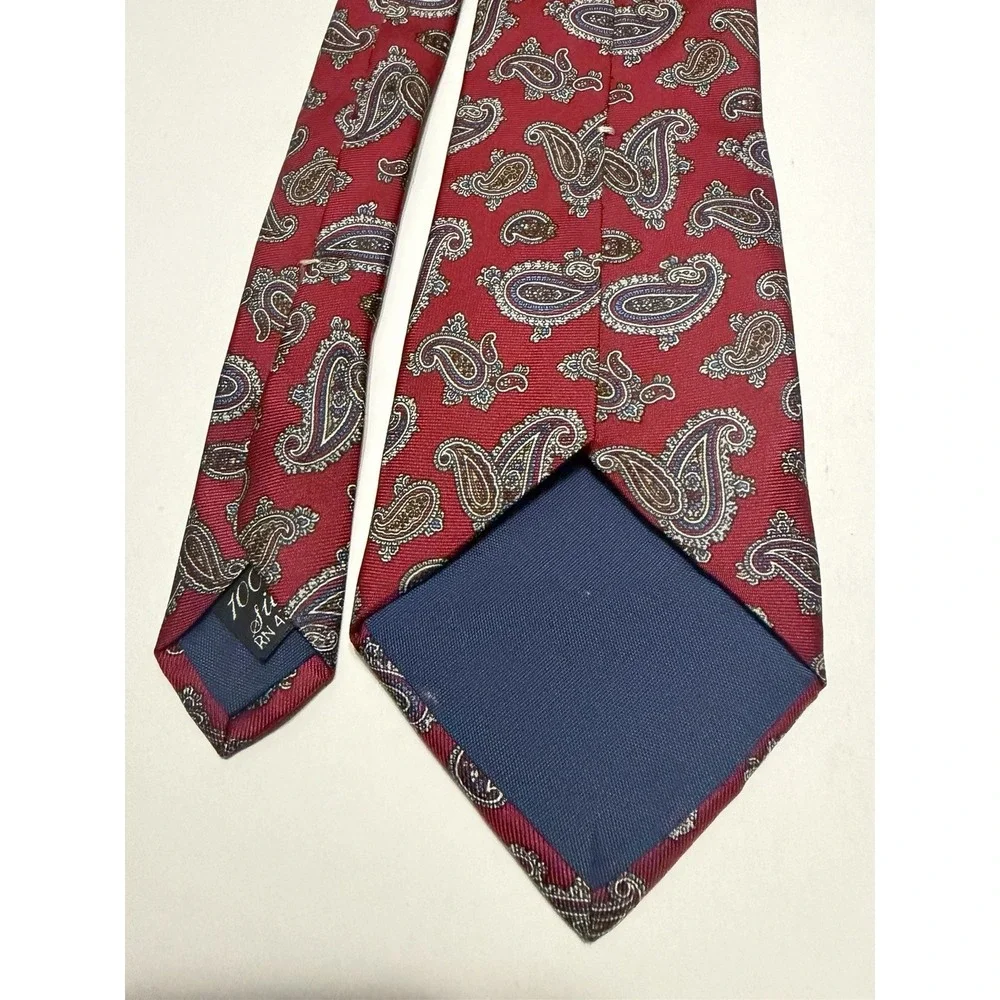Mens Red Paisley Silk Tie Made in USA Italian Fabric RN 43170 Necktie
